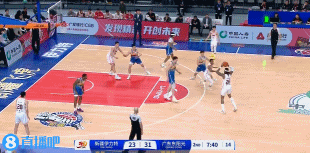 媒体人:徐杰真的很牛 他的转移球&突破分球很多时做得比外援好