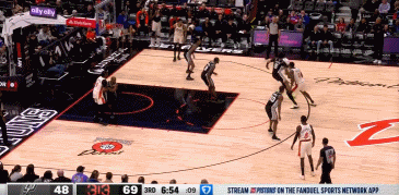 引擎启动！施罗德试探步骗过卡斯尔 加速突破急停抛投打进2+1