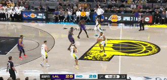 麦康纳接球迎着东契奇射进三分！随后顺手拍了一下77翘臀?