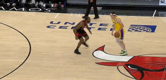 Answer ball!里夫斯突破掉球被吹犯规 公牛也挑战成功拿回球权!