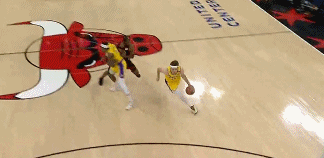 Answer ball!里夫斯突破掉球被吹犯规 公牛也挑战成功拿回球权!