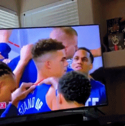 我拿你当哥们啊?你呢？队友含情脉脉紧盯约基奇 情不自禁咬唇