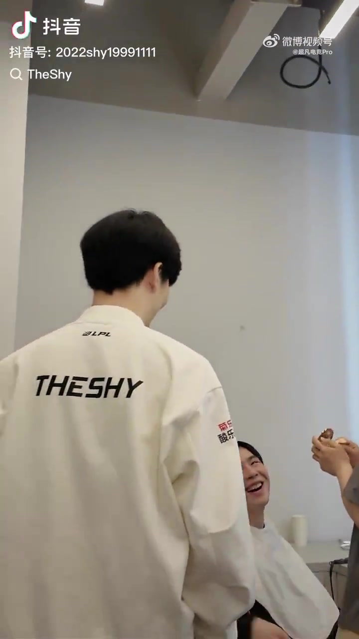 TheShy赛后更新视频分享与Zdz后台见面视频：又见面咯！